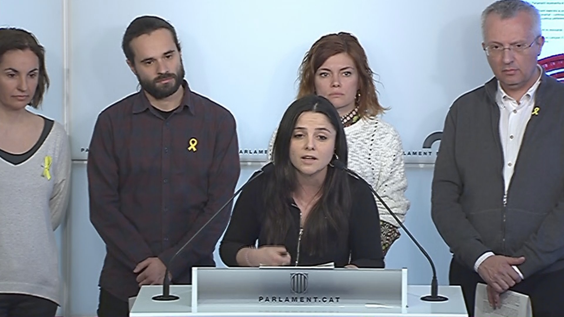 From left to right: Anna Caula and Gerard Gómez del Moral (ERC), Maria Sirvent (at the lectern, CUP), Elisenda Alemany (CatECP), and Josep Maria Forné (JxCat) reading the statement criticizing the Supreme Court decision on March 23 2018 (image courtesy of